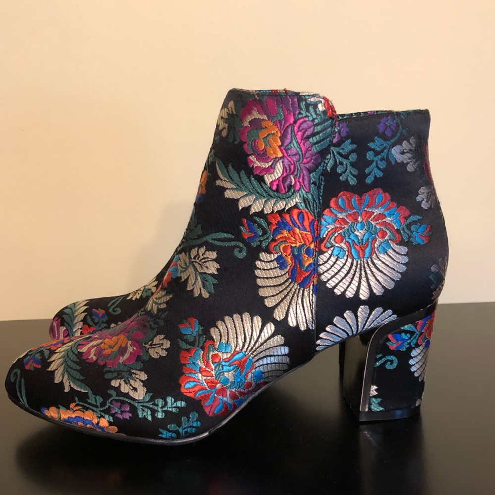J. Reneé Boots NWOT
